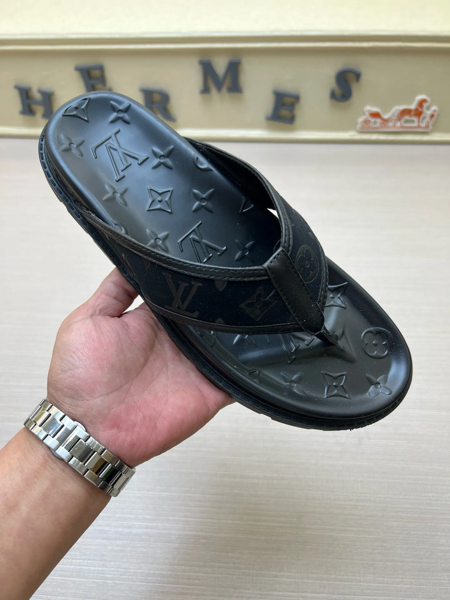 P270🏆Louis Vuitton 🏆[Louis Vuitton] Spring/Summer 2025 [Men's Flip Flops] 🎯🎯As an active family in the fashion industry ⭐ Lv is characterized by bold innovation ⚡Create this casual business style for Chinese fashionable men ✨The fabric is made of imported high-grade cowhide 🔥 Clean and neat ⚡Fashionable and elegant🌹Breathable, sweat-absorbent and deodorant👈So luxurious, high-end and domineering. 👍Must be sold if you repost the picture. Number of yards: 38--46. Color: 🎉 For large quantities. Welcome to repost.